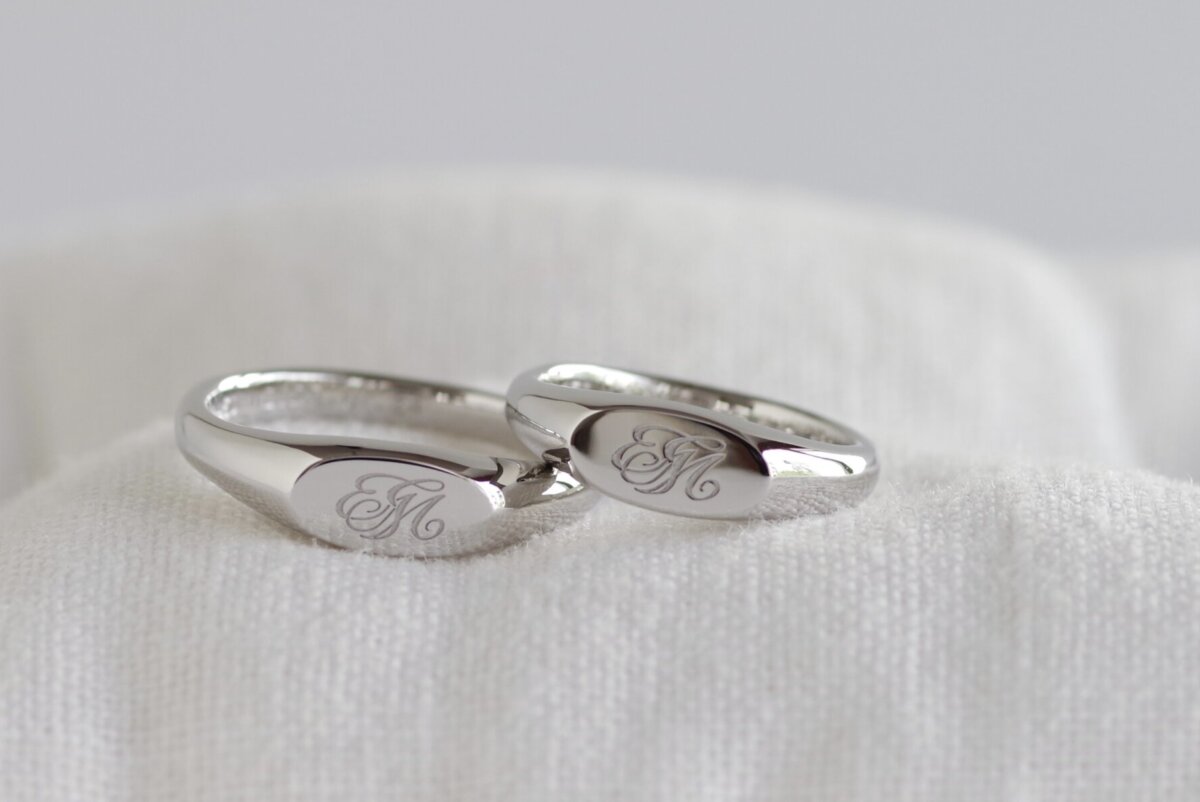 オーバルシグネットとカリグラフィーの結婚指輪