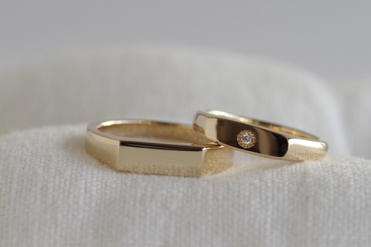 フラットとアールのシグネットタイプの結婚指輪