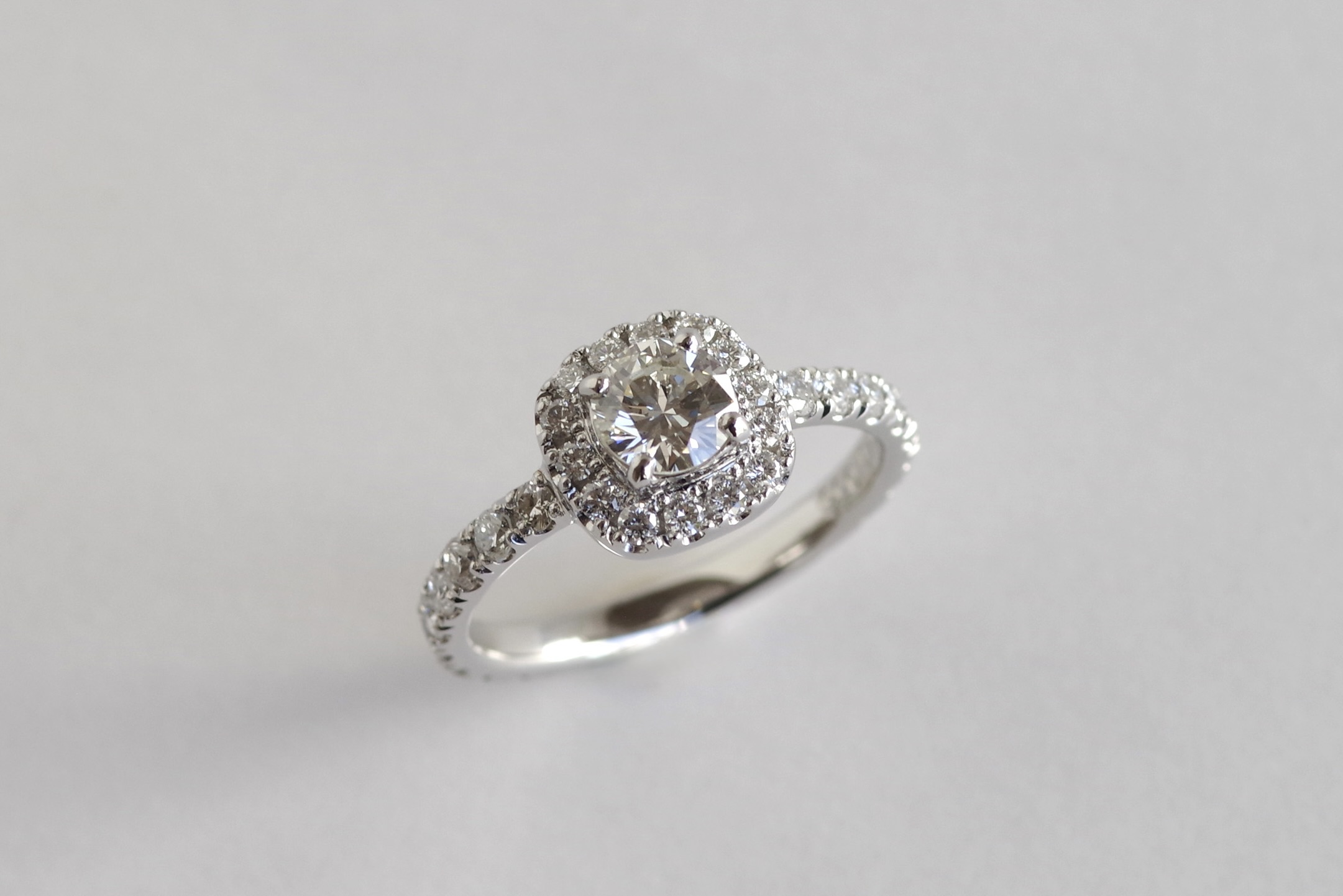 婚約指輪　オーダーメイド　クッション型