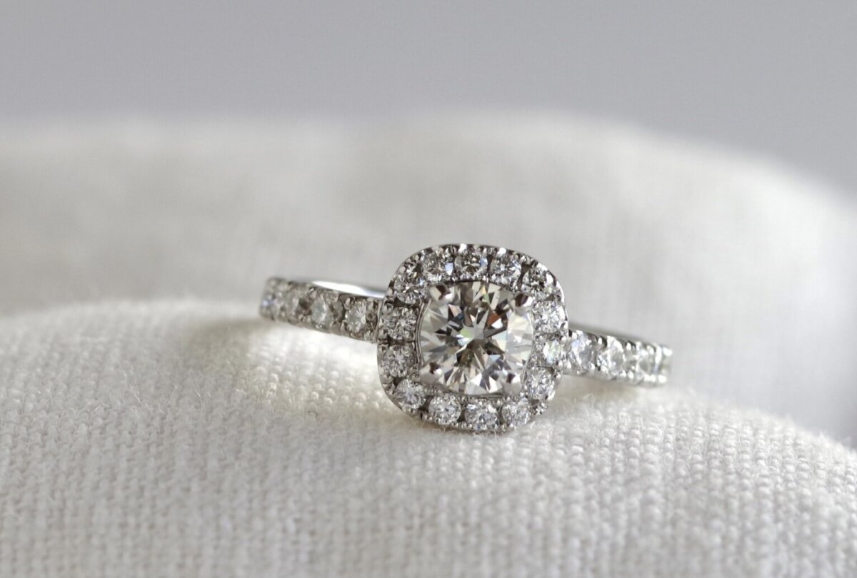 スクエア型のヘイローデザインの婚約指輪