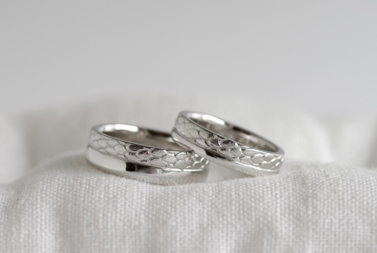 ヘビ柄の結婚指輪