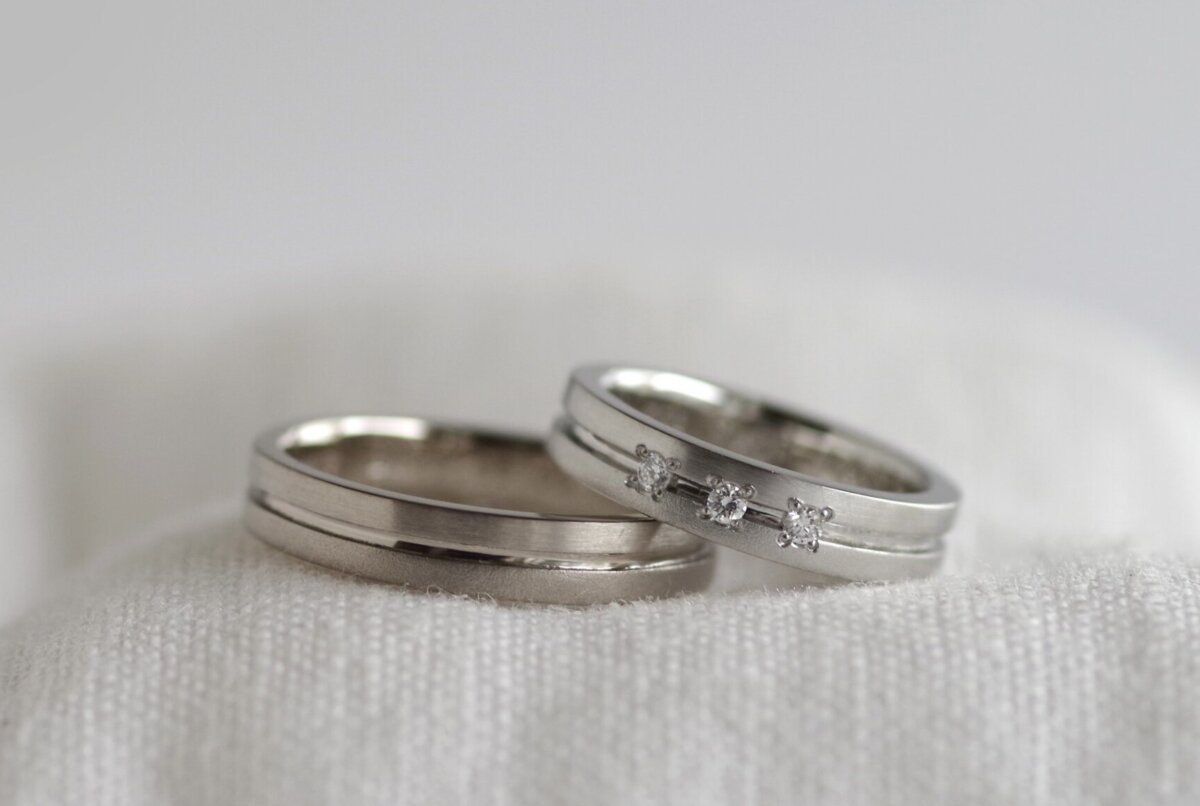 センターラインの入った平打ちの結婚指輪