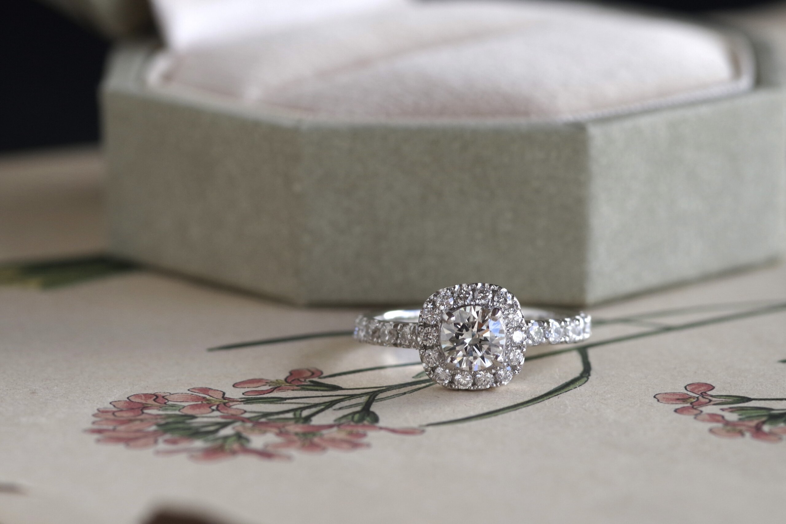 婚約指輪　オーダーメイド　クッション型