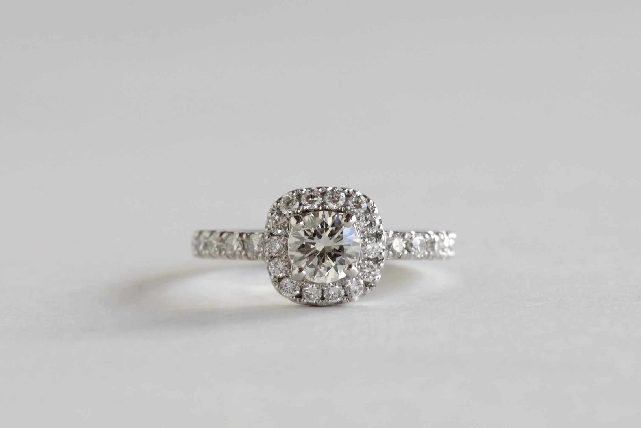 婚約指輪　オーダーメイド　クッション型