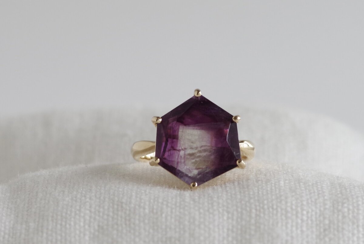 六角形のフローライトの婚約指輪