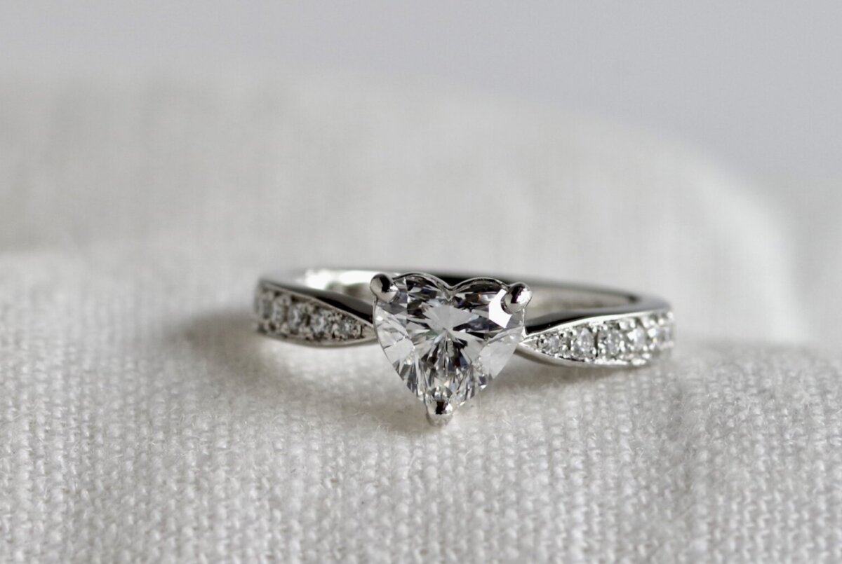 ハートシェイプダイヤモンドの婚約指輪