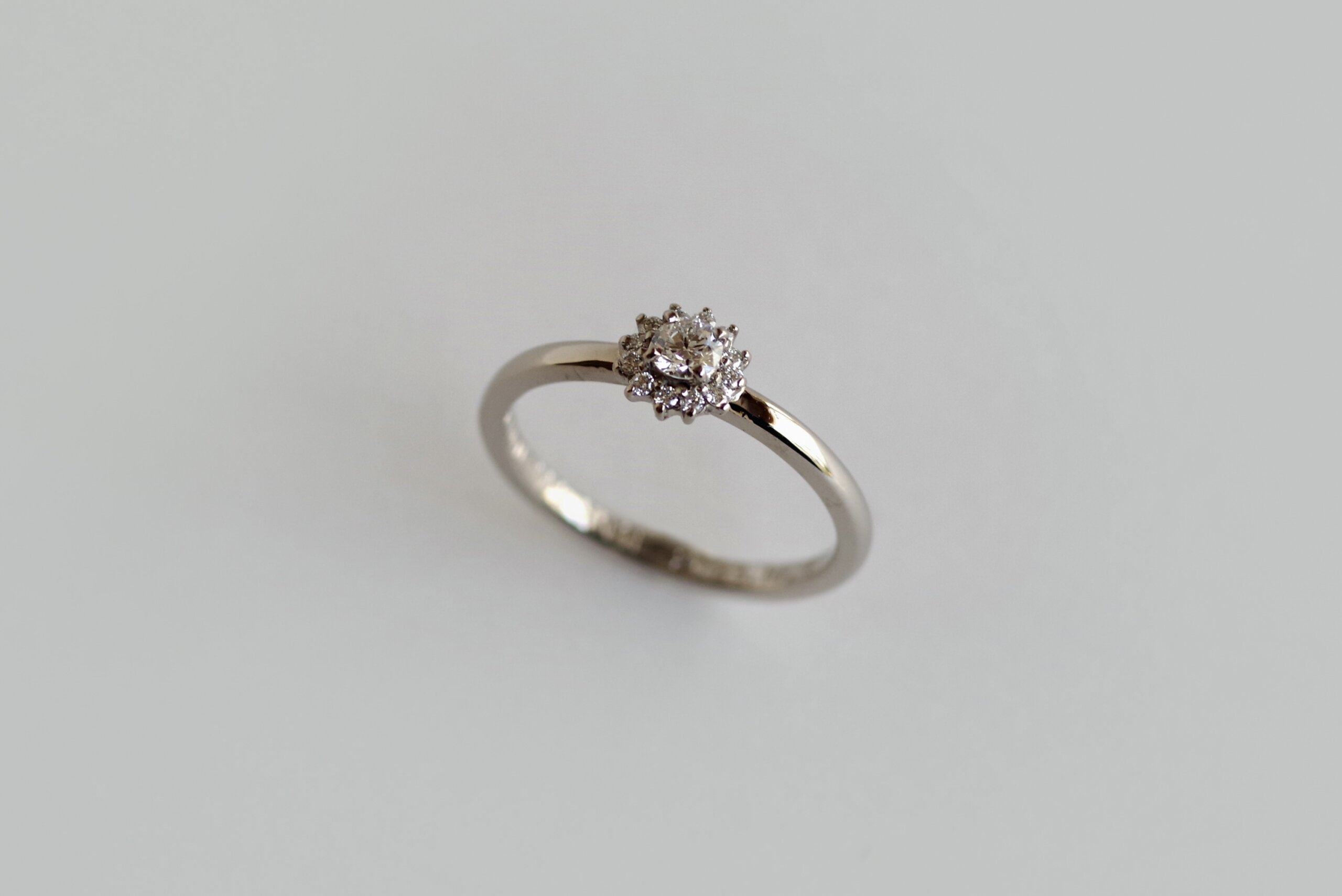 婚約指輪　オーダーメイド ヘイローデザイン