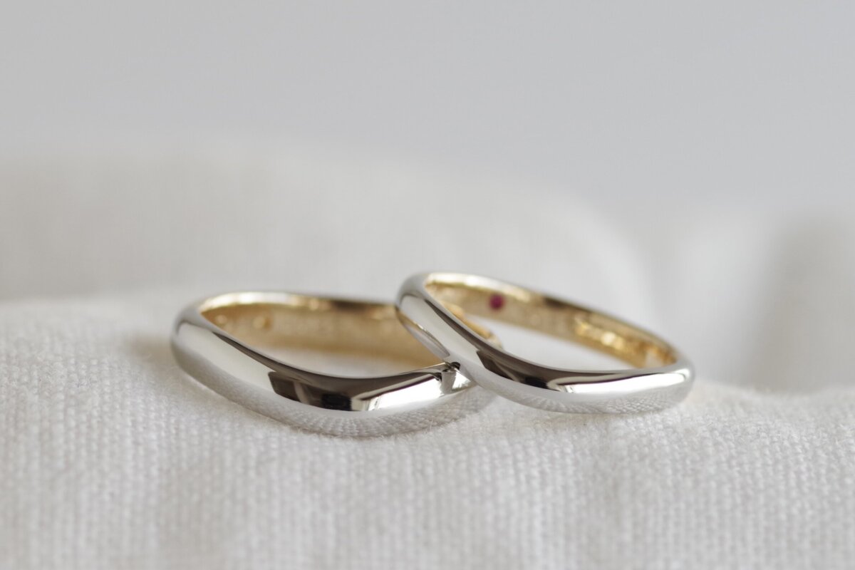 カーブしたバイカラーの結婚指輪